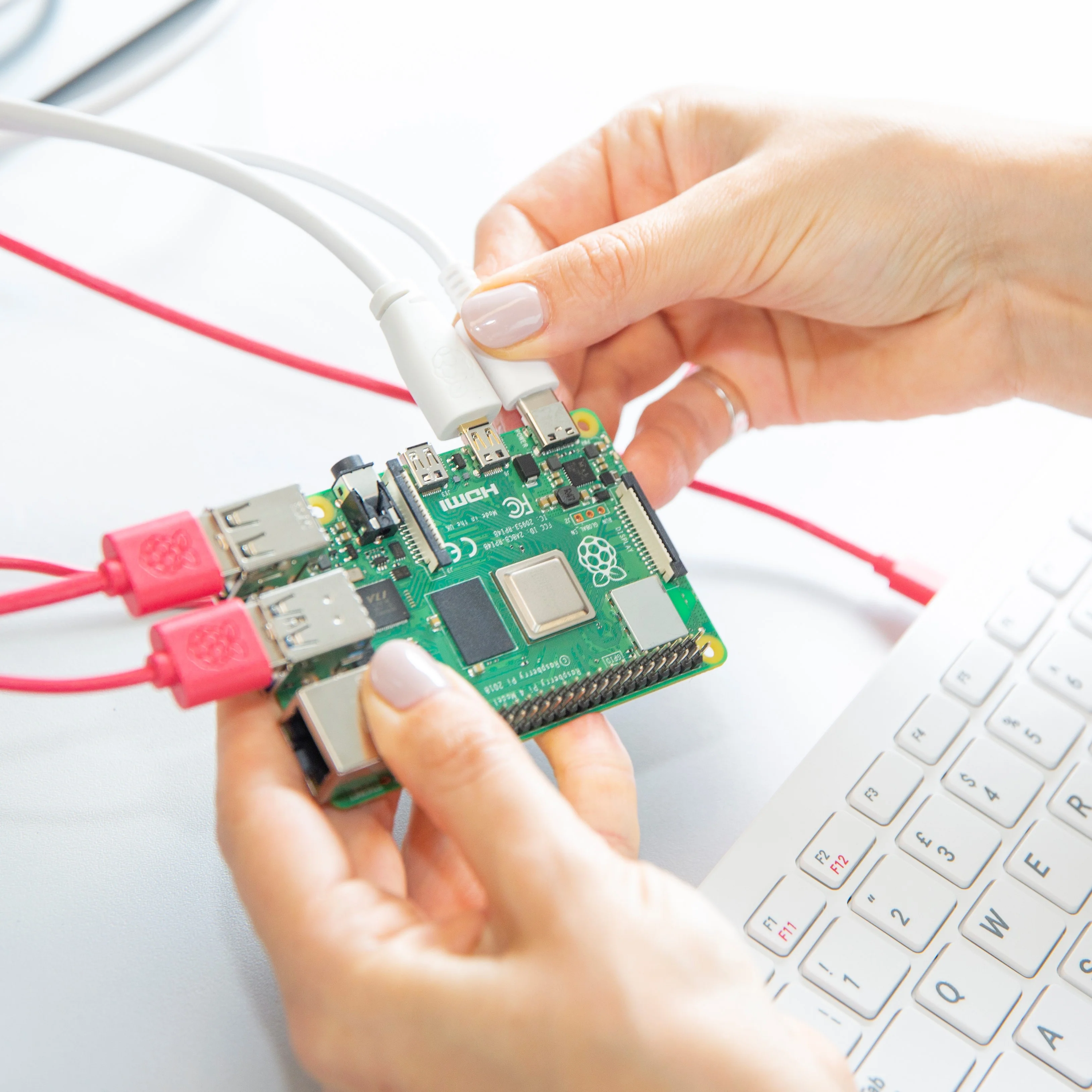 Raspberry Pi 4 Desktop Kit - Image 5